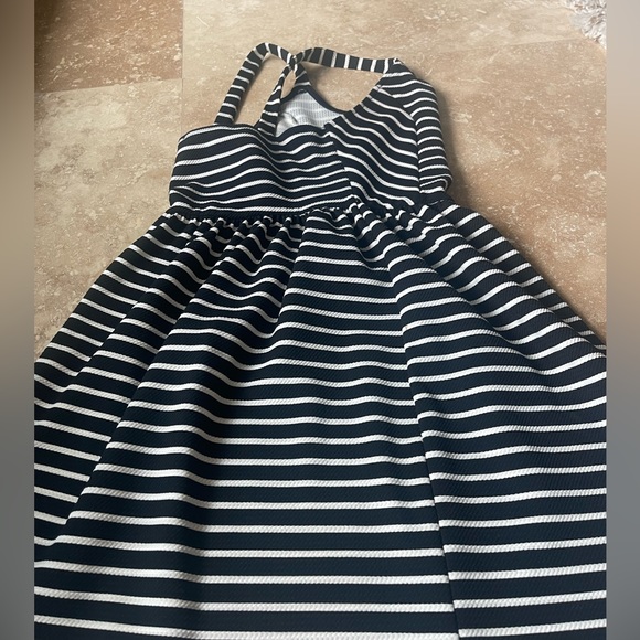 Francesca’s Black and White textured fit and flare dress - Small - Picture 6 of 10